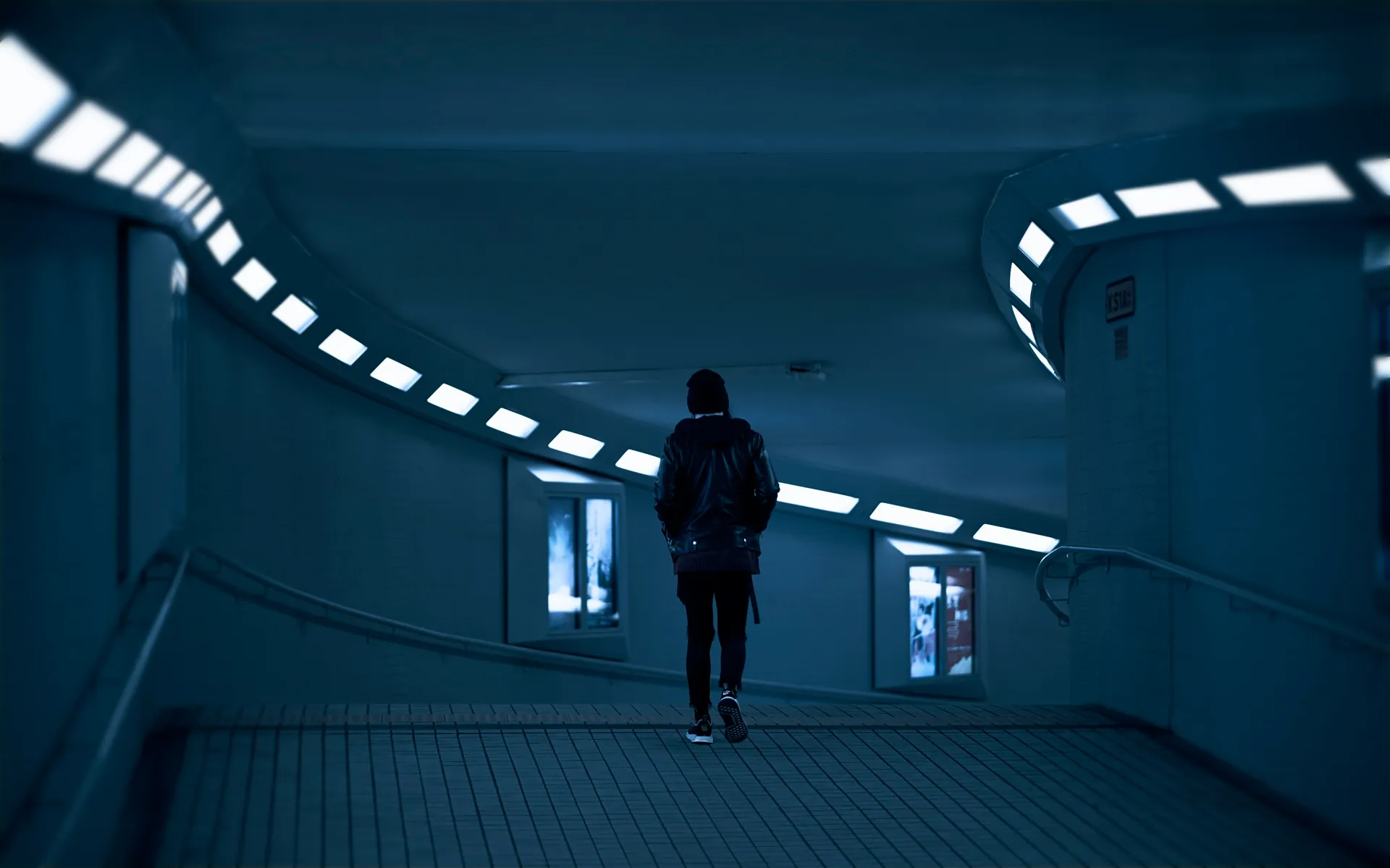 una persona caminando por un pasillo en un edificio